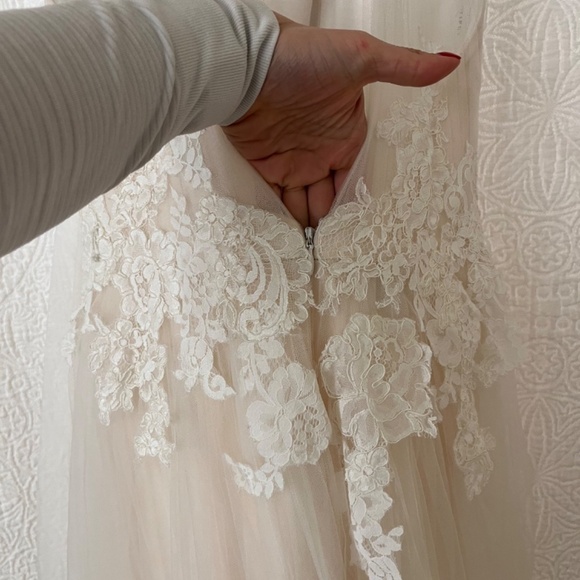 Enzoani Beautiful Bridal BT17-12 Wedding Gown size 4 - Picture 6 of 16